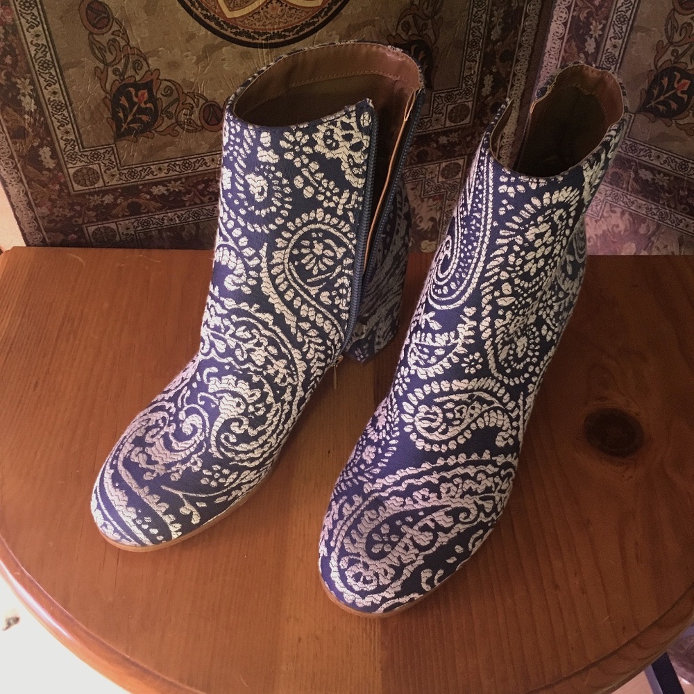 Women’s blue fabric ankle boots, 8.5 M new!